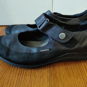 Mobile Flat Black Leather 10.5 Strap Comfy Walker